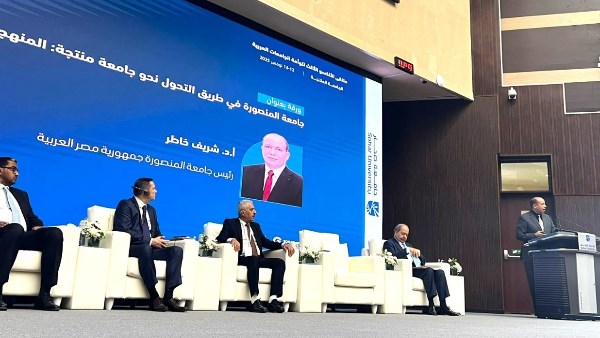 رئيس جامعة المنصورة يستعرض تجربتها المنتجة بملتقى توءمة الجامعات العربية بسلطنة عمان