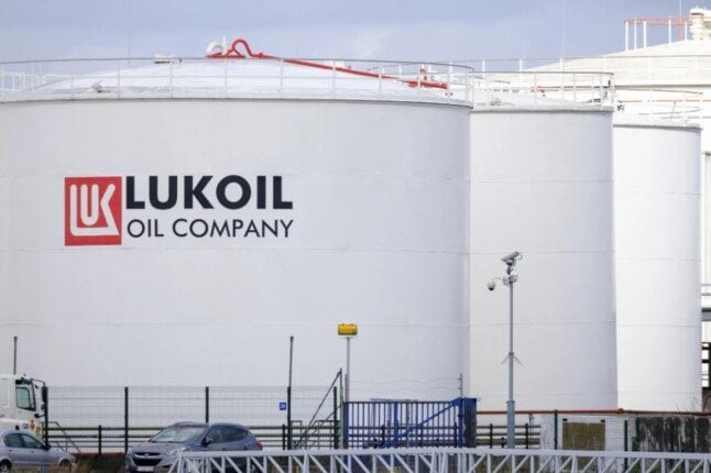 شركتا إكسون موبيل وشيفرون كورب تدرسان شراء أصول في شركة النفط الروسية الكبرى « لوك أويل»